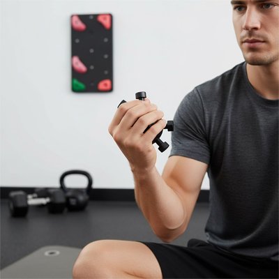 Homme entraine sa grip avec un musclet dans gym