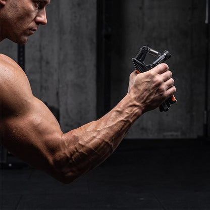 Homme faisant un exercice de préhension avec un Hand grip StrongGrip