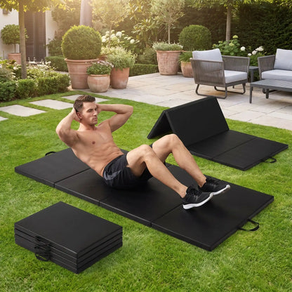 homme fait des abdos sur tapis de gym épais pliable dans le jardin