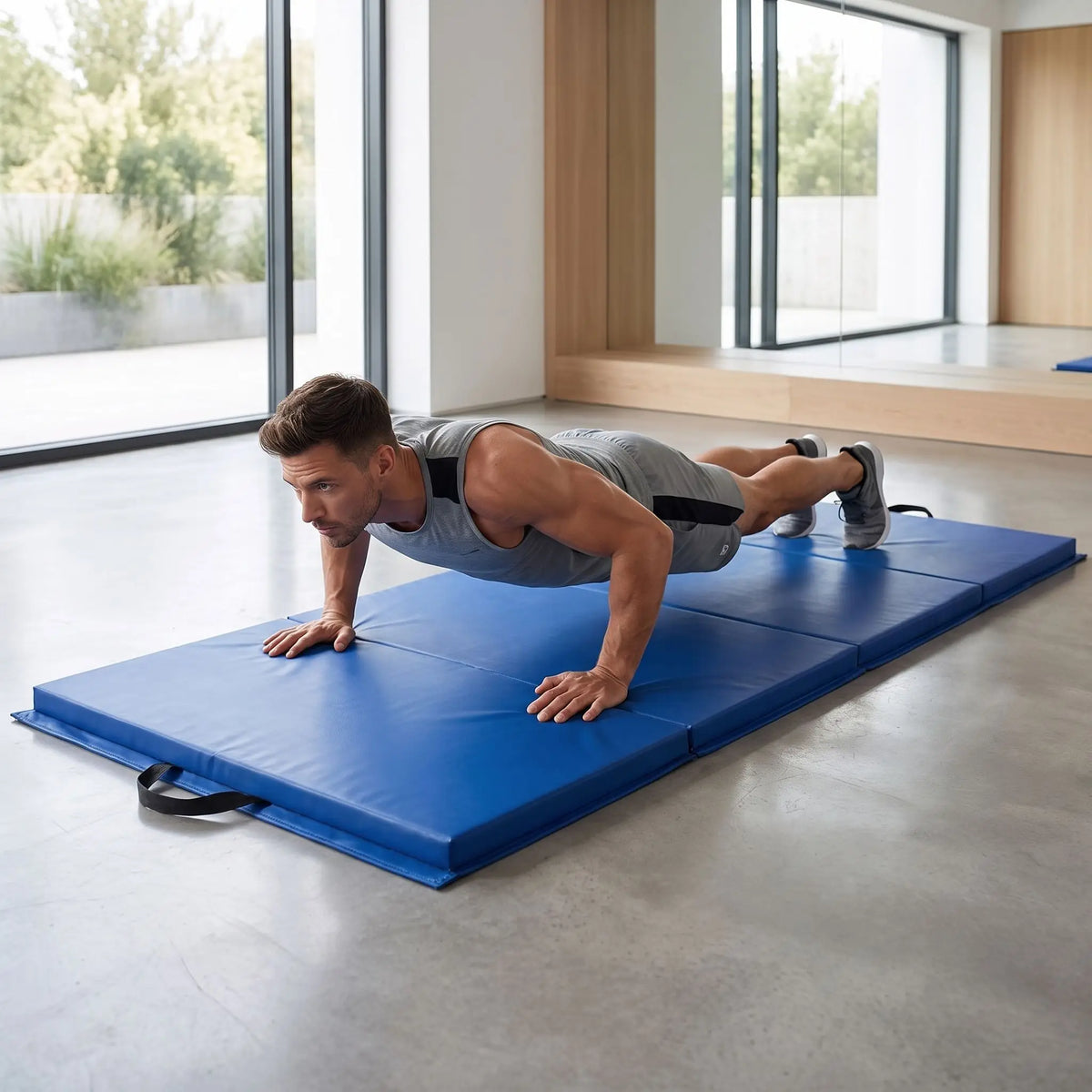 homme fait des pompes sur tapis de gym épais pliable bleu