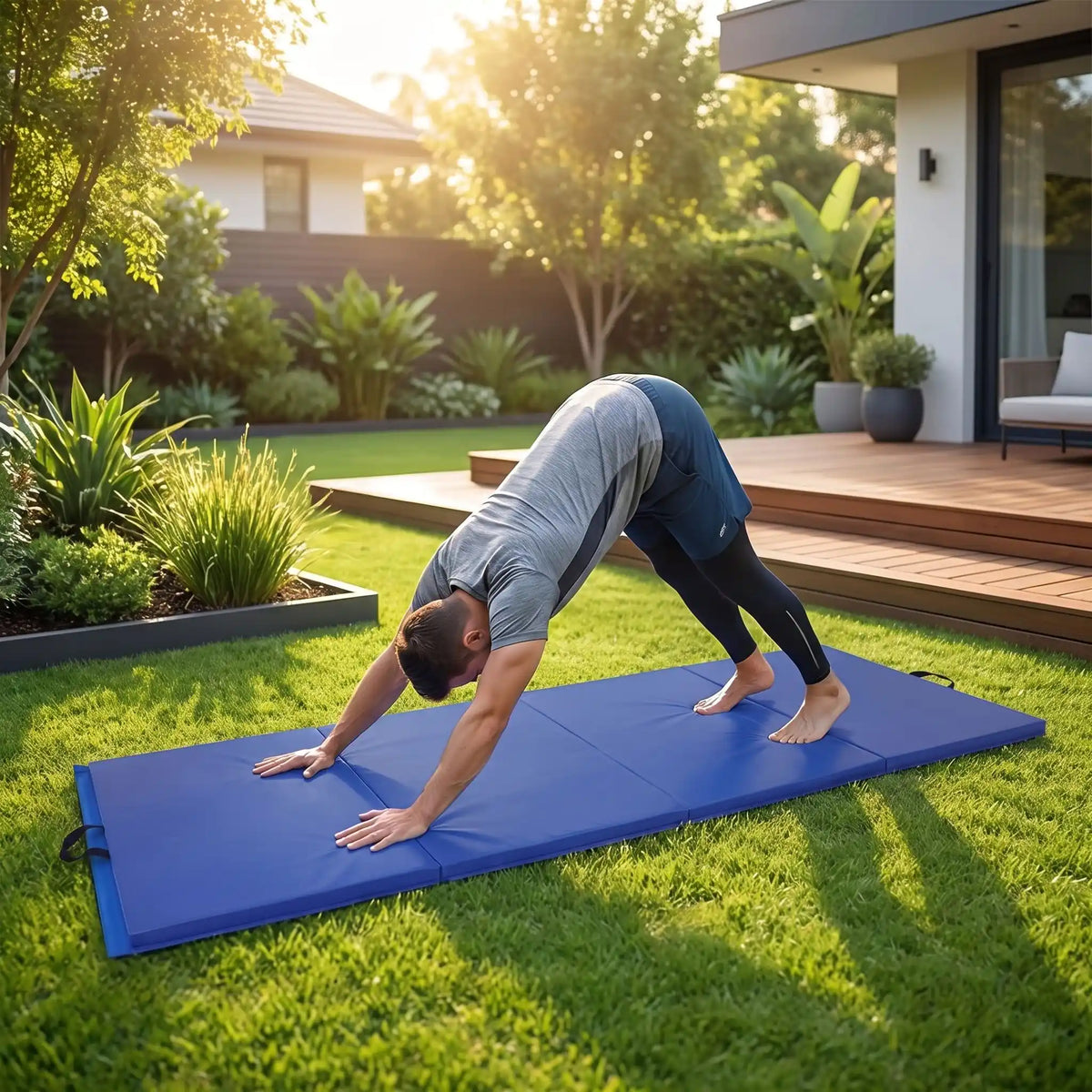 homme fait yoga sur tapis de gym épais pliable dans jardin
