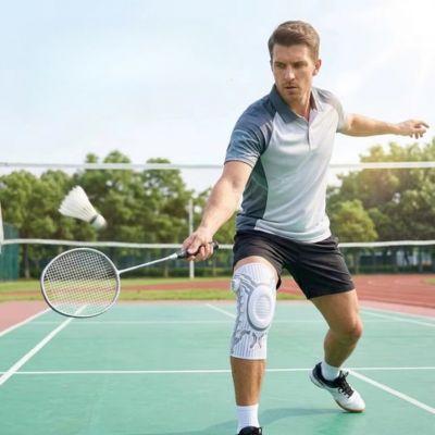 homme joue au tennis avec genouillère maintien rotulien