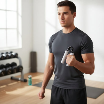 homme s'exerce avec le Hand grip dans sa maison