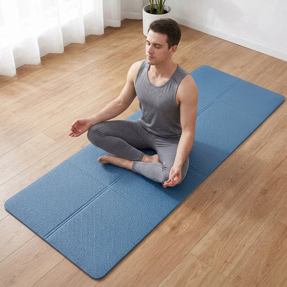 homme s'exerce sur tapis de gym pliable