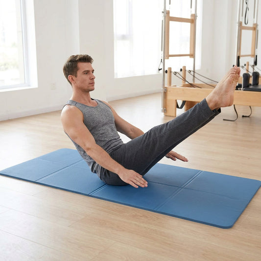 homme utilise son tapis de gym pliable dans son appart