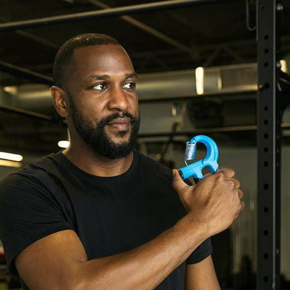 homme utilise un Hand gripper réglable